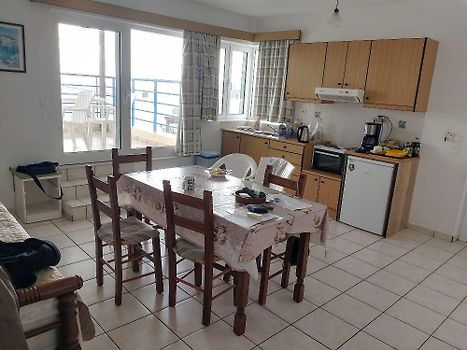 geräumiges Ess-/Wohnzimmer mit gut ausgestatteter Küche